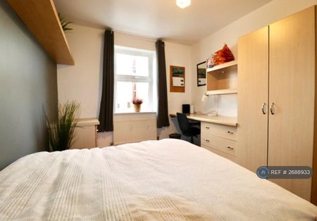 4 bedroom flat to rent - Photo 4