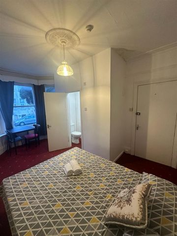 St. Swithuns Road, Bournemouth - Photo 4