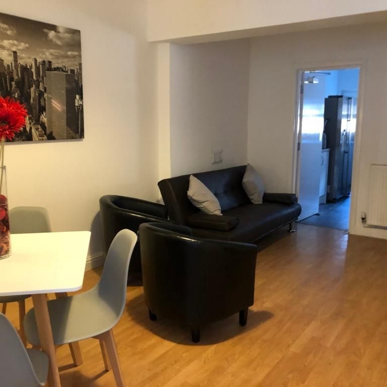 4 bedroom terraced house to rent - Photo 1