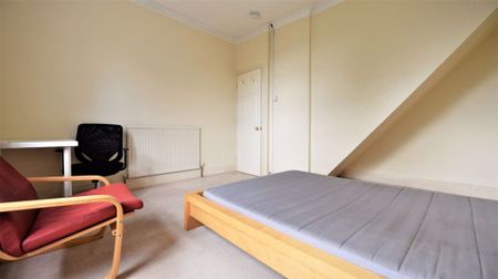 4 bedroom House in Hyde Park, Leeds - Photo 5