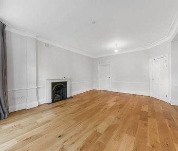 2 bedroom flat in London - Photo 1