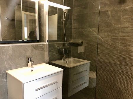 Appartement de 2.5 pièces au rez-de chaussée avec terrasse - Photo 2