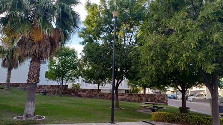 Cumbres del Lago Juriquilla renta hermosa casa amplios espacios 3 recamaras 3 baños, una de las recamaras con sala de baño con tina y otra con tapanco ,sala de tv., sala comedor, cocina amplia , terrsza techada jardin, cto. servicio y lavado., roof garden vista panoramica con jacuzzi - Photo 3