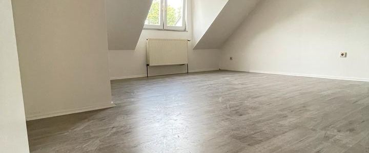 Lichtdurchflutete 4-Zimmer-Dachgeschosswohnung mit Einbauküche - Foto 1