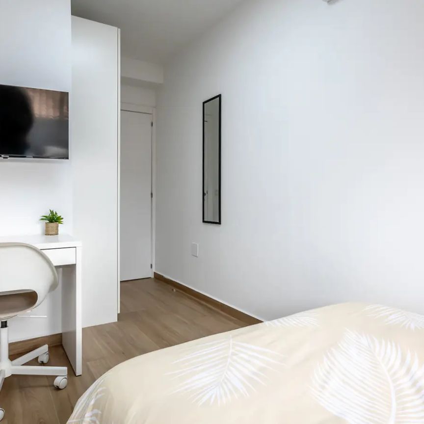 Room in a shared 4-bedroom apartment for rent in En Corts, some bills included - Foto 1