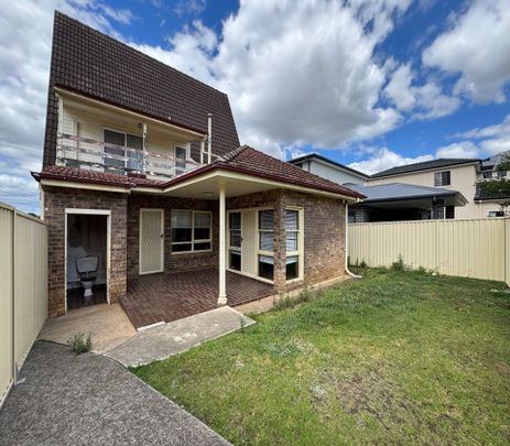5 Bedroom Family Home in a Prime Location! - Photo 1
