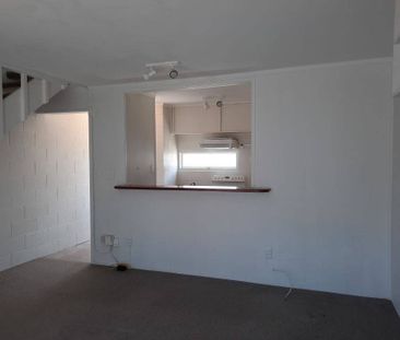 Spacious living area! - Photo 4