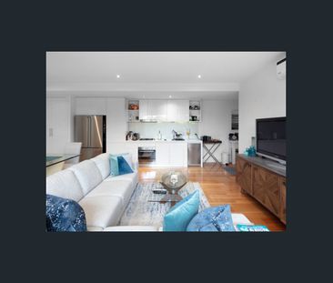 LARGE APARTMENT WITH PRIVATE COURTYARD | Besser+Co - Photo 1