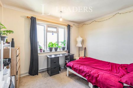 3 bedroom flat to rent - Photo 2