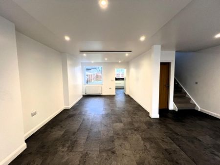 4 bedroom detached house to rent - Photo 2