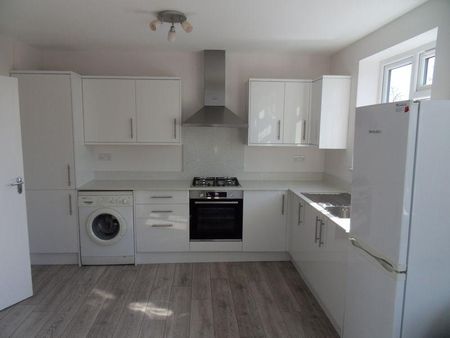 3 bedroom apartment to rent - Photo 2