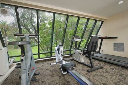 CITY CENTRAL - Furnished Studio, 1 Carpark, Water & Power Included - Photo 3