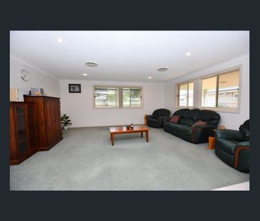 Stunning 3 Bedroom Home - Photo 1