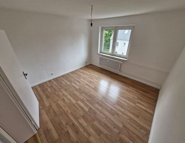 Renovierte 3-Zimmer-Wohnung mit EBK und Balkon // Gerberstraße, Elmshorn - Foto 1