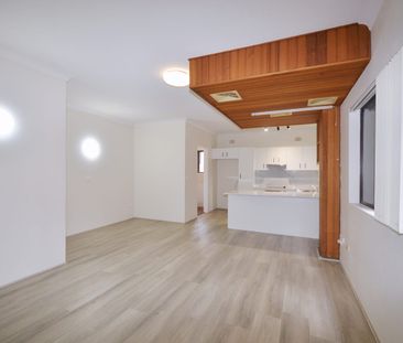 Renovated 2 Bedroom Townhouse!! - Photo 2