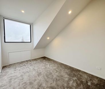 Brand-New Townhouse – Modern Style and Smart Design - Photo 2