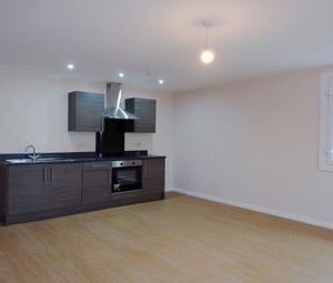 2 Bedrooms Flat to rent in Stockport SK4 | £ 160 - Photo 1