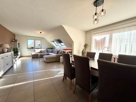 Zeer knap, ruim appartement met 2 slpks en garage - Photo 3