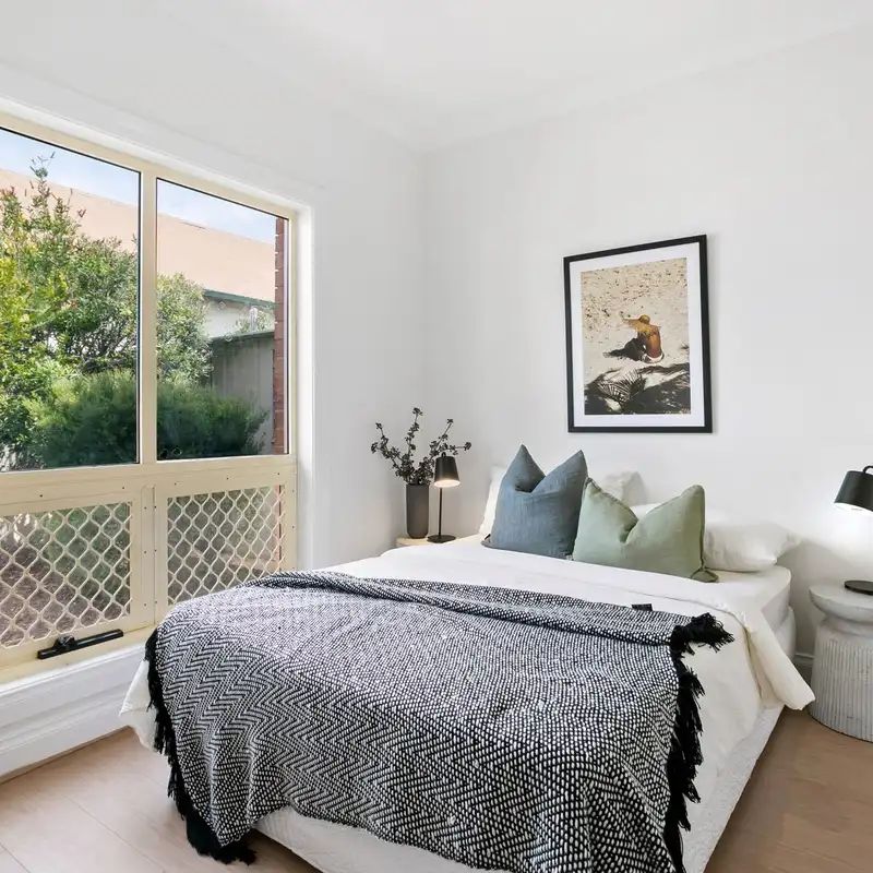 “Modern 2 bedroom homette” - Photo 1