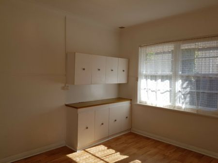 Charming 3-Bedroom Home for Rent in Joondanna - Photo 4