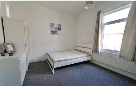 4 bedroom terraced house to rent - Photo 4