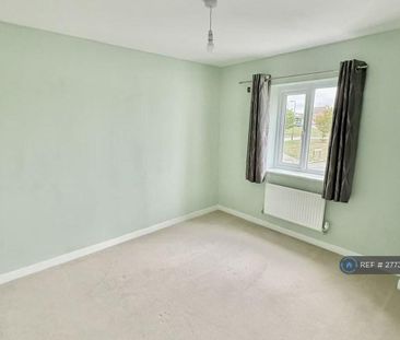 4 bedroom semi-detached house to rent - Photo 3