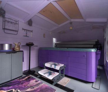 5 bed detached house to rent in Fenns Lane, Woking, GU24 - Photo 1