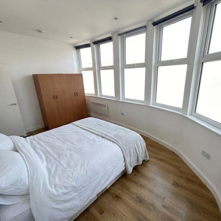 1 Bed Flat, North End, CR0 - Photo 1