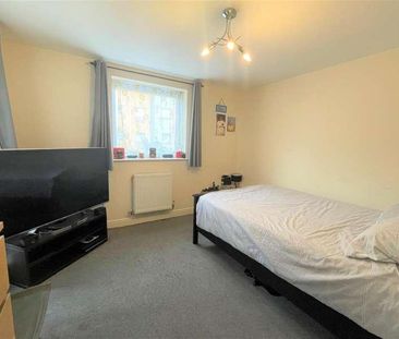 Coombe Way, Farnborough, Hampshire, GU14 - Photo 5