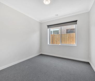 14 Bishopgate Boulevard Bonnie Brook VIC - Photo 2