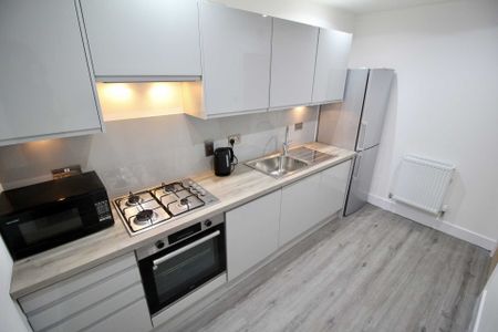 Price £1,595 pcm - Available Now - Unfurnished - Photo 3