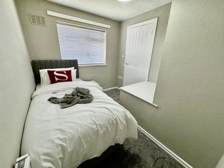 4 bedroom semi-detached house to rent - Photo 5