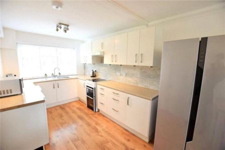 1 bedroom in a house share to rent - Photo 2