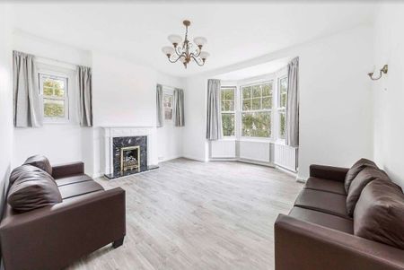 A modern newly refurbished four bedroom apartment located in the heart of Ealing Broadway, suitable for sharers. - Photo 2