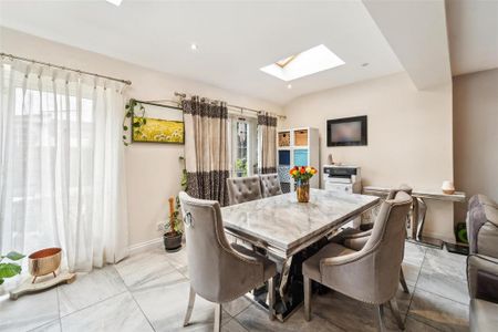 4 bedroom semi-detached house to rent - Photo 5