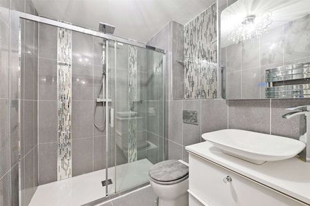 Outstanding Large One Bedroom Apartment | Premium Crescent Development | Harbour Views - Photo 4