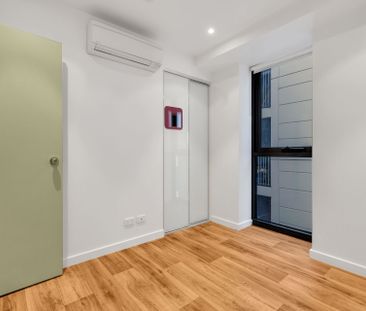 LOCATION! LOCATION! - Photo 3