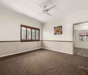 “Functional Family Home with Patio, Garden, and Great Transport Links” - Photo 6