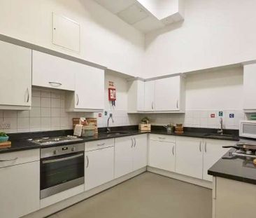 Single room with en-suite bathroom and shared kitchen and amenities... - Photo 2