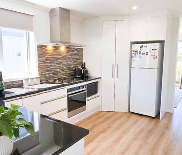 Modern & Warm Townhouse in Kenepuru – Comfort, Style, and Convenience! - Photo 3