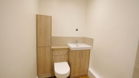 3 bedroom flat to rent - Photo 4