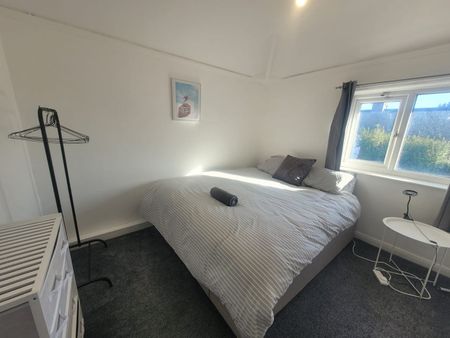 3 Bed End Terrace, Neville Terrace, LS9 - Photo 2