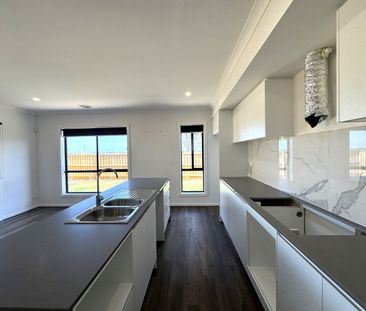 Stunning Designer Home in Deanside’s Sought-After Kingsford Estate! - Photo 1