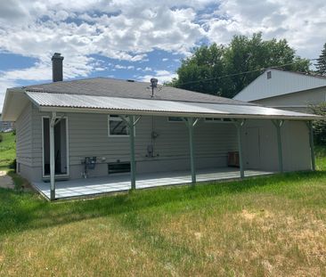 2 bdrms up 2 bdrms down well maintained Main Floor home in Winston ... - Photo 3