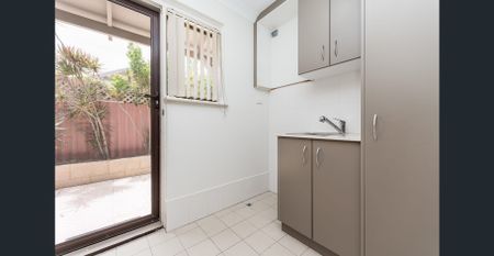 Superbly Presented Villa in Desirable Alfred Cove - Photo 2