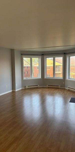Grand logement 4 ½ - 2 chambres et 1 salle de bain - Photo 1