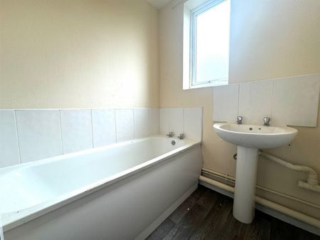 3 Bedroom Maisonette - Upper To Let - Photo 4