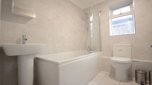 4 bedroom bungalow to rent - Photo 1