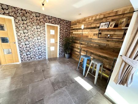 4 bedroom semi-detached house to rent - Photo 2