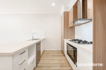 Four-bedroom house in Cranbourne South! - Photo 2